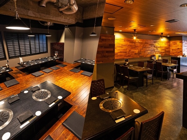 木のぬくもりと黒をベースとしたシックな店内